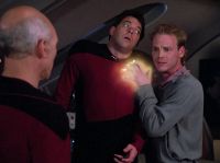 T'Jon paralysiert Riker.jpg