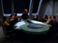 Janeway stellt Jhet'leya den Führungsoffizieren vor.jpg