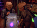 Quark und Rom finden in Zeks Schiff einen Drehkörper.jpg