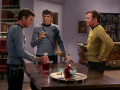 Spock trinkt einen Brandy, weil er gerade unbekannte da Vincis entdeckt hat.jpg