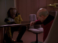 Picard und Worf untersuchen, warum Picards Schreibtischutensilien auf dem Boden liegen.jpg