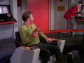 Kirk findet einen Tribble auf seinem Stuhl.jpg