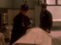 Dr. Crusher findet bei einigen Toten Anzeichen dafür, dass deren Nervenenergie abgezogen wurde.jpg