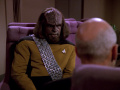 Worf entschuldigt sich für seine Verspätung bei der Besprechung.jpg