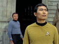 Sulu und ein Offizier wundern sich über die leeren Ställe.jpg
