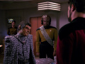 Jarok beleidigt Worf auf der Krankenstation.jpg