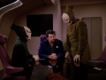 Odan in Riker verhandelt mit den Repräsentanten des Mondes.jpg