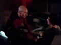 Picard informiert Troi über das Geschehen.jpg