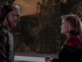 Janeway und Gedrin sehen die Überreste der Heimatwelt der Vaadwaur.jpg