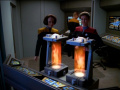 Janeway und Torres - die Proben sind an Bord.jpg