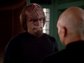 Worf berichtet Picard, dass niemand Khitomer überlebt habe.jpg