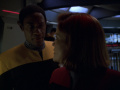 Janeway lehnt Tuvoks Vorschlag zur Kommandoübernahme ab.jpg