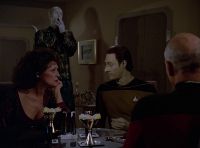 Data rettet Picard vor Troi.jpg