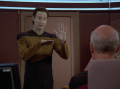 Data zeigt Picard die Zeichensprache.jpg