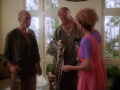 Picard und Robert versuchen dessen Frau ihren Zustand zu erklären.jpg