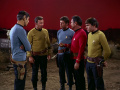 Kirk lehnt Scottys Vorschlag die Earps mit den Revolvern auszuschalten ab.jpg