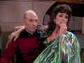 Picard muss Lwaxana als seine Geliebte ausgeben.jpg