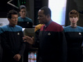 Sisko weist die Sternenflottenoffiziere ein.jpg