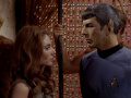 Spock stellt eine telepathische Verbindung zu Sirah her.jpg