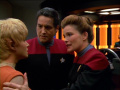 Chakotay und Janeway sprechen mit Kes über die Transplantation.jpg