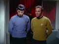 Spock berichtet Kirk zögernd vom Pon Farr.jpg