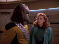 Dr. Crusher meldet Worf, dass sie noch nicht weiß, was das Gedächtnis der Crew blockiert.jpg