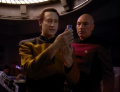 Picard und Data suchen nach einem Heilmittel.jpg