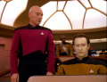 Picard gibt Data Anweisungen.jpg