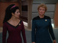 Pulaski spricht mit Troi über Picard.jpg