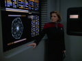 Janeway zeigt den Offizieren das Omega-Molekül.jpg