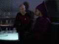 Picard und Guinan unterhalten sich über die Folgen des Erstkontakts.jpg