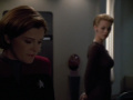 Janeway und Seven sprechen über Omega.jpg