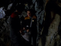 Chakotay findet Seska in der Höhle.jpg