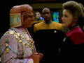 Janeway fordert Arridor auf, Takar zu verlassen.jpg