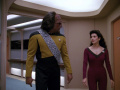 Troi spricht mit Worf darüber, dass er Data nachfolgt.jpg