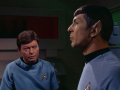 Spock berichtet McCoy vom Angriff der Dikironium-Nebelkreatur auf die Farragut.jpg