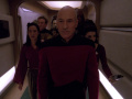 Picard und die anderen Geiseln werden zum Frachtraum geführt.jpg