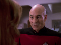 Picard sagt Dr. Crusher, dass Russells Verfahren vielleicht Worfs einzige Chance ist.jpg