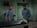 McCoy und Spock besprechen das eigenartige Verhalten von Kirk.jpg