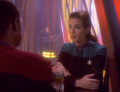 Dax unterhält sich mit Sisko im Quark's über das Altern.jpg