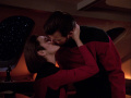 Riker und Ro küssen sich.jpg