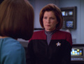 Janeway spricht mit Torres auf der Krankenstation über ihr autoaggressives Verhalten.jpg