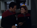 Janeway und Chakotay bringen die Widmungsplakette wieder an ihren Platz.jpg