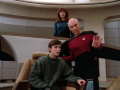Picard zeigt Wesley die Brücke.jpg