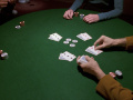 Austeilen am Pokertisch.jpg