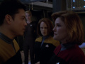 Kim überzeugt Janeway vom Quantenslipstreamantrieb.jpg