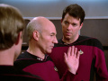 Picard hält Riker zurück, ehe dieser Remmick tadeln kann.jpg