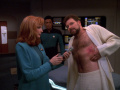 Dr. Crusher behandelt Rikers Trainingsverletzung.jpg