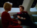 Janeway berät Kes bei ihrer Entscheidung.jpg
