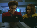 Janeway sabotiert Seskas Hologramm.jpg